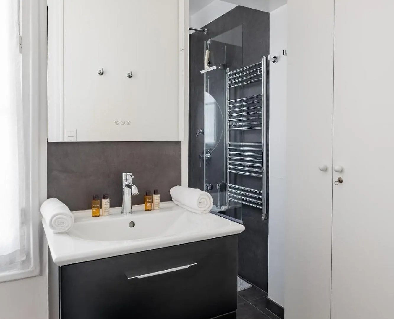 Veeve - Literary Radiance Apartment