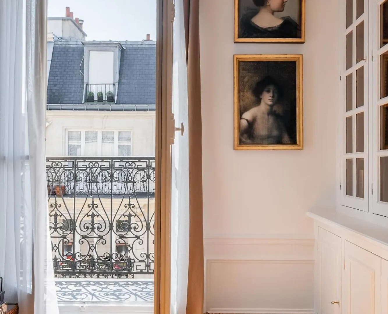 Veeve - Literary Radiance Paris
