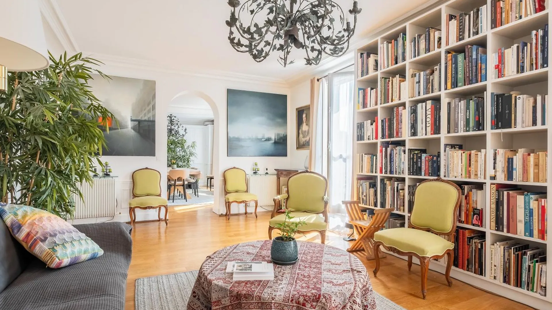 Apartment Veeve - Literary Radiance